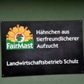 Fruchtfolge "Höfe-Tour", child mit der Aufschrift "FairMast - Hähnchen aus tierfreundlicherer Aufzucht Landwirtschaftsbetrieb Schulz"