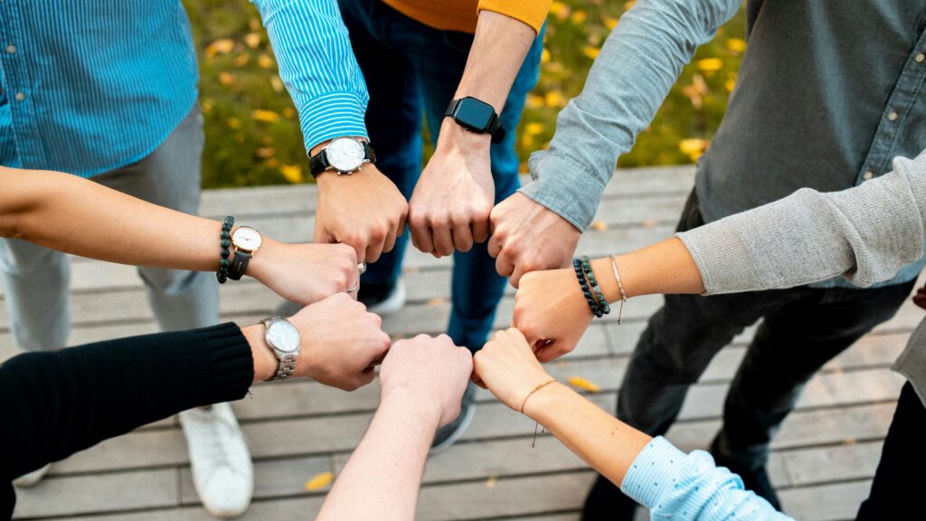 eine-gruppe-von-menschen-die-ihre-hande-zusammenlegen
