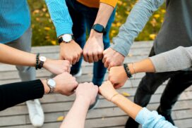 eine-gruppe-von-menschen-die-ihre-hände-zusammenlegen